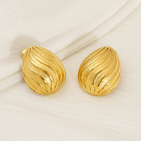 Boucles d'oreilles clous goutte d'eau côtelées effet flamme en acier inoxydable 304 plaqué or 18 carats par placage sous vide, bijoux sculpturaux texturés 26x21mm pour femme
