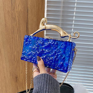 Bolsos de Mano de Moda para el Verano 2025, Asa Dorada, Cadena para Damas, PVC Mate Esmerilado, Bolso de Noche Acrílico para Mujer, Solapa con Cierre Impermeable - Product Image 5