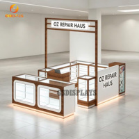 Aménagement intérieur de boutique pour accessoires de téléphonie mobile : Kiosque de réparation en bois et verre avec enseigne lumineuse de la marque