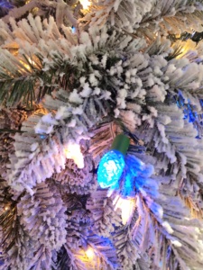 Fabricants en gros de lumières de Noël pré-éclairées WRGB en forme de fraises, arbre de Noël <span class=keywords><strong>artificiel</strong></span> avec effet de neige - Product Image 3