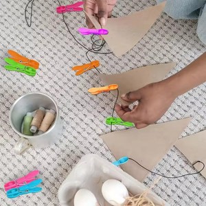 24 Piezas Pinzas para Ropa, Ganchos Colgantes, Clips de Plástico, Perchas, Abrazaderas para Ropa, Pinzas para Toallas, Ganchos de Almacenamiento para el Hogar - Product Image 2