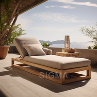 Canapé de patio extérieur moderne avec structure en bois, coussin beige pour jardin, terrasse, villa, hôtel, bord de piscine, balcon, terrasse