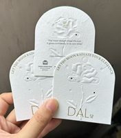Carte de présentation en papier épais recyclable de 300 g/m² avec revêtement PVC, impression dorée personnalisée, coins arrondis et emballage sur mesure