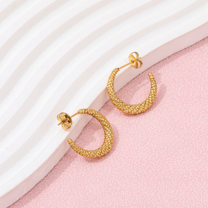 JOOLIM High End 18 Karat vergoldete Blasen oberfläche Ochsen horn C Creolen Schmuck Edelstahl für Frauen - Product Image 4
