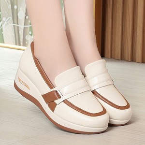Mocassins compensés à plateforme pour femmes grandes tailles, coupe large, en cuir bicolore, à boucle, à enfiler, semelle en caoutchouc antidérapante, confortables pour la marche - Product Image 3