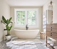 Fabricant professionnel de portes et fenêtres propose des fenêtres à persiennes en bois sur mesure pour la décoration de la maison, volets extérieurs à persiennes en bois.