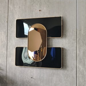 <span class=keywords><strong>Miroir</strong></span> mural décoratif de style Art déco en forme de H carré avec cadre en métal doré et accents noirs, verre résistant aux chocs - Product Image 1