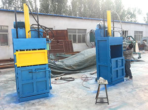 Presse à balles verticale hydraulique pour petits déchets métalliques, carton, coton, canettes d'aluminium, avec moteur central - Product Image 4
