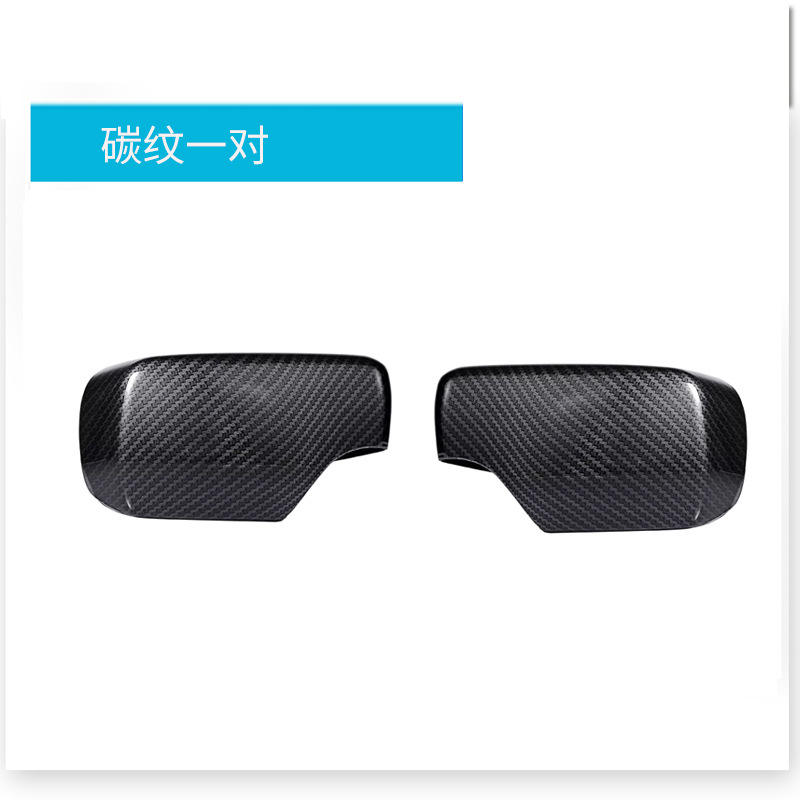 Une paire de motifs carbone