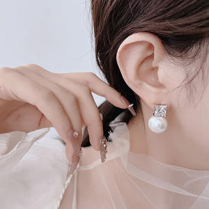 E2994 Orecchini a lobo in oro bianco con diamante taglio principessa e perla d'acqua di mare, gioielli classici da donna - Product Image 5