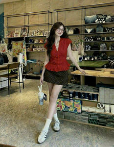 Ensemble haut en coton rouge à col en V et mini-jupe unie, féminin, respirant, tissé, service OEM - Product Image 1