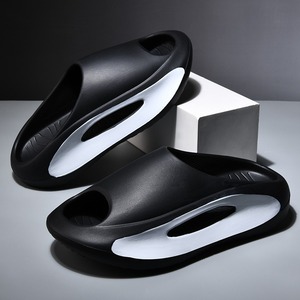 Tongs d'été - Chaussures pour hommes avec un effet de 'sloppy stool'. Tongs pour hommes tendance à semelle épaisse de style plage. - Product Image 1