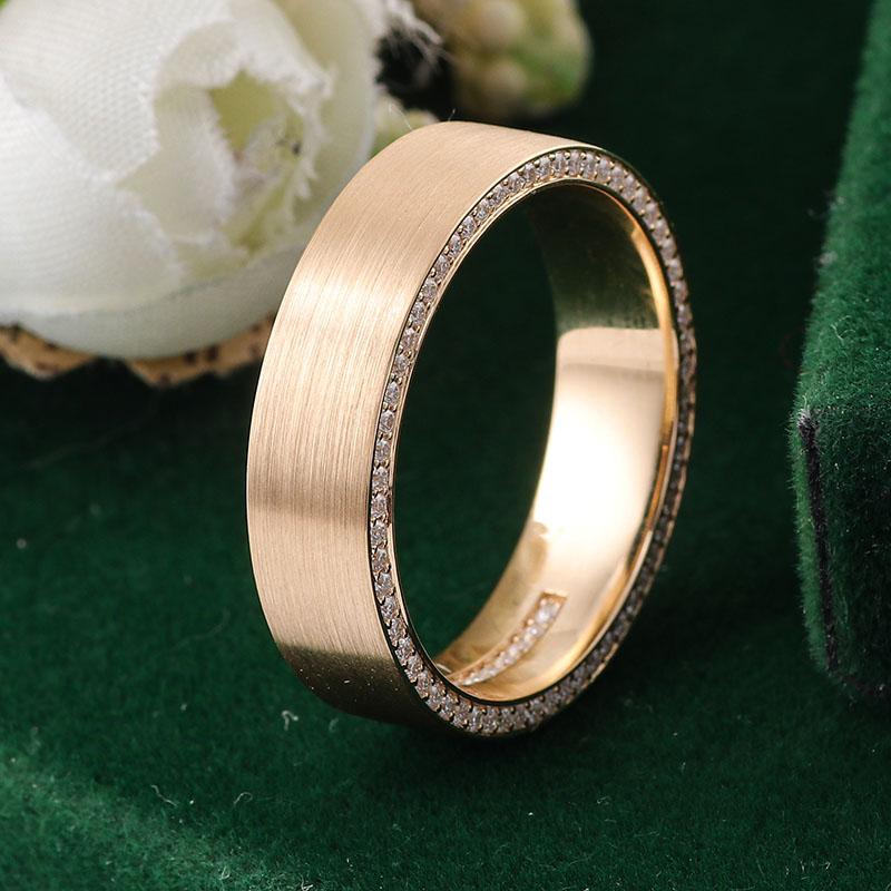 Anillo de oro macizo de 18 quilates con piedra labio