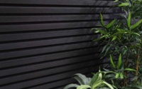 Clôture en composite plastique WPC bon marché avec poteaux en aluminium et treillis mural à lattes imperméable pour jardin