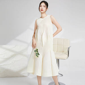 Ottieni IT abiti Miyake spediti rapidamente, i più venduti, in stile casual, <span class=keywords><strong>a</strong></span> trapezio, tinta unita, con design plissettato, abiti da donna larghi e senza maniche. - Product Image 1