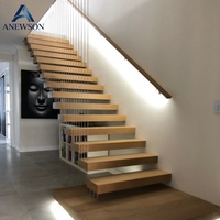 Escalier flottant intérieur sûr et durable, sur mesure pour villa, en acier au carbone, avec marches en bois et système de garde-corps en verre