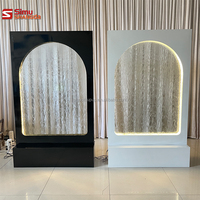 Fontaine murale d'eau verticale d'intérieur avec lumières LED, cadre blanc, rideau d'eau, décoration murale pour mariage, événement, fête