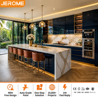 Meubles de cuisine haut de gamme sur mesure, menuiserie moderne, laque bleu marine brillante de luxe avec îlot Calacatta Gold