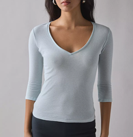 T-shirt ajusté bleu clair à col en V et manches 3/4 pour femme, coupe slim, extensible, basique, pour superposition, décontracté, usage quotidien, de l'usine source OEM/ODM