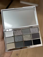 Palet Eyeshadow Smoky Eye 12 Warna Baru yang Populer dengan Logo Pribadi dan Kemasan Plastik Mewah Kosmetik Riasan Pesta Vegan.