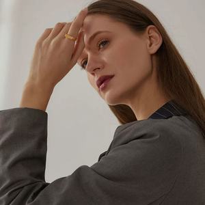 แหวนแต่งงาน/หมั้นแบบมินิมอล ทนทาน ราคาแพง ชุบทอง 14k 18k แหวนสแตนเลสสำหรับผู้หญิง - Product Image 3