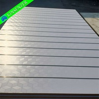 Panneaux de mur à lattes Kinsenzer modernes de première classe 4x8, épaisseur 18 mm, panneaux en fibres de bois, résistants à l'humidité, émission de formaldéhyde E1