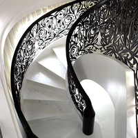 Escalier en colimaçon moderne en acier galvanisé avec garde-corps en verre, éclairage et lustre pour villa, hôtel, appartement, bureau, usage intérieur, écologique