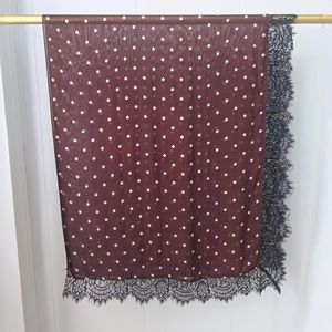 Sciarpe/Hijab Eleganti in Morbido Modal a Doppia Stampa per Donne Musulmane, con Pizzo, Stampa a Pois Neri e Bianchi - Product Image 4