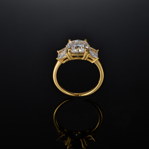 خواتم موسانيت مخصصة من الفضة عيار 925 مطلية بالذهب بثلاثة أحجار على شكل وسادة بدرجة نقاء VVS1، تجتاز اختبار الماس ومعتمدة من GRA - Product Image 5