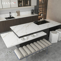 Vente directe usine – Dalles murales en porcelaine effet marbre blanc de Carrare avec texture ligne dorée, en pierre frittée mate 1800x3200