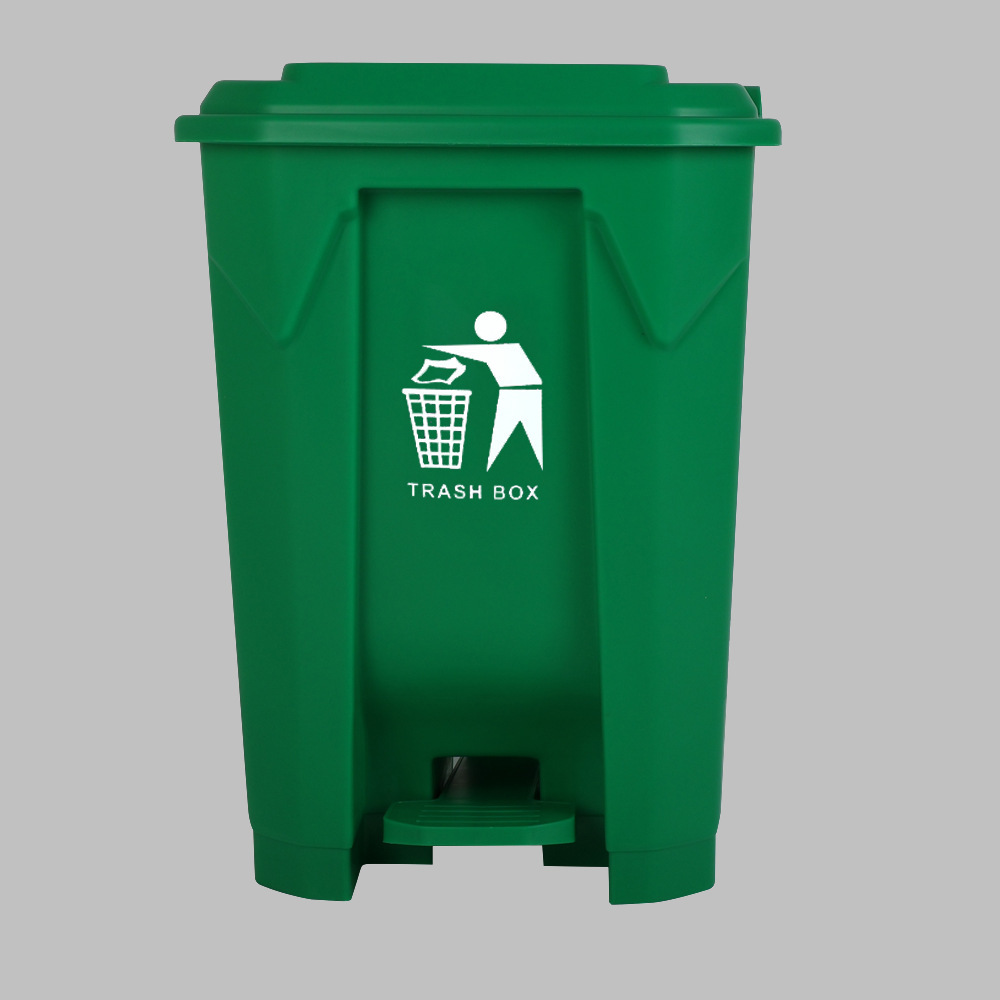 Contenedores verdes cubiertos de verde