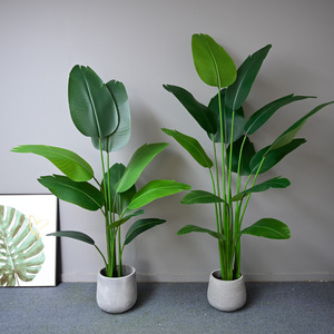 L962 Hete Verkoop Vervalste Groene Vogelparadijs Potplant <span class=keywords><strong>In</strong></span> Zwarte Pot Kunstmatige Tropische Palmboom Voor Binnen Buiten