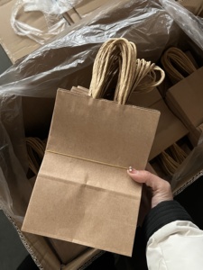 Bolsas de Papel Kraft Impresas Personalizadas Ecológicas de Alta Calidad KM con Asa Resistente para Empaque de Regalos de Lujo y Compras Minoristas - Product Image 2