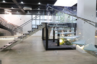 Escalier en arc moderne Prima avec garde-corps en verre - Matériaux écologiques, sûrs et durables, personnalisables en DIY