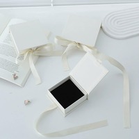 Boîte à bijoux personnalisée en carton blanc camel/beige en forme de livre avec nœud en ruban pour boucles d'oreilles, broches, boutons de manchette et badges