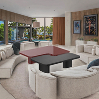 Ensemble de tables basses sur mesure en bois peint moderne et durable, avec dessus arrondis superposés, pour salon design, pour projet de villa de luxe en Pologne