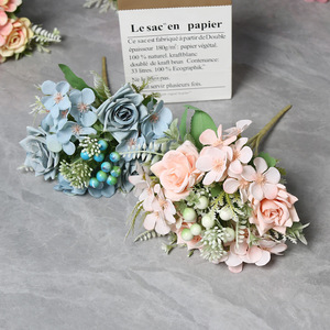 Venta al por mayor <span class=keywords><strong>esquina</strong></span> Rosa falso ramo <span class=keywords><strong>de</strong></span> <span class=keywords><strong>flores</strong></span> silvestres decoración del hogar boda <span class=keywords><strong>de</strong></span> mano mezcla <span class=keywords><strong>de</strong></span> <span class=keywords><strong>flores</strong></span> artificiales baya - Product Image 3
