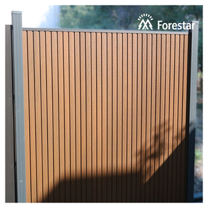 Clôture d'intimité moderne en bois composite imperméable à l'eau, panneau de clôture décoratif avec poteau en <span class=keywords><strong>aluminium</strong></span> - Product Image 1