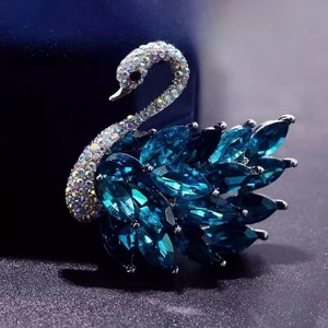 Exquisito broche de cisne de alta gama para mujer, con cristales, diseño de moda, accesorio de nicho para traje. - Product Image 3
