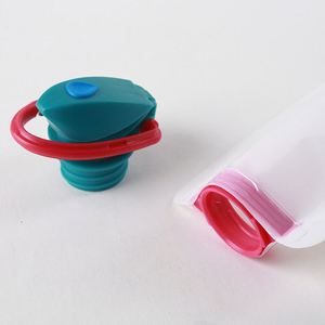 Bolsa de Agua Plegable de Plástico, Botella de Agua Portátil, Flexible y Reutilizable para Viajes con Clip de Mosquetón - Product Image 3