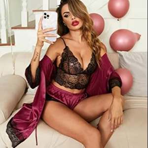 Sfy2285 Nuevo Diseño 2025 Conjunto de Pijama de 3 Piezas para Mujer, Top de Satén Suave con Encaje Transparente, Pantalones Cortos y Bata, Ropa de Dormir Sexy y Cómoda, Estilo 3D - Product Image 1