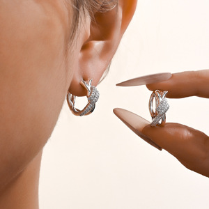 Nouvelles boucles d'oreilles créoles style français, en laiton ajouré, plaqué or, incrustées de zircon, avec croix, irrégulières, tendance et originales pour femmes - Product Image 3