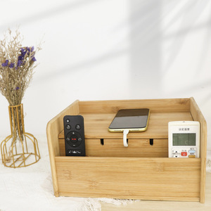 Caja organizadora de cables de madera con toma de corriente y compartimentos para almacenamiento de cables de carga y datos en el escritorio - Product Image 2