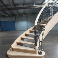 Escalier moderne à double poutre en bois massif avec rampes en fer, marches en chêne rouge américain pour villas intérieures