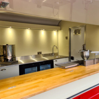Remorque de bar à pizza et café entièrement équipée, chariot à boissons mobile, kiosque à boissons personnalisé, service de bière et de vin, camion de restauration en acier inoxydable
