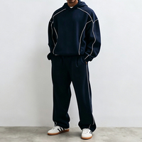 Ensemble de survêtement streetwear pour homme personnalisé, comprenant un sweat à capuche épais bleu marine et un pantalon de jogging, avec passepoil contrastant et coupe oversize