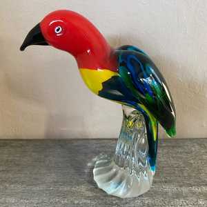 Figurine d'oiseau en verre soufflé coloré, dôme en verre, détails rouge, jaune, noir, thème animal, pièce d'art décorative artisanale, mini-monde en verre - Product Image 2