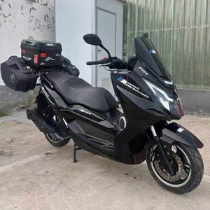 Scooter Maxi T10 d'occasion de style BMW, état inégal. Moteur, valises complètes et écran numérique, entièrement fonctionnels. - Product Image 5