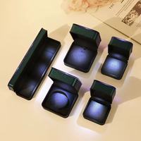 Boîte de rangement pour bijoux en cuir de luxe avec logo personnalisé en gros, pour bagues, boucles d'oreilles, pendentifs, bracelets, colliers avec lumière LED