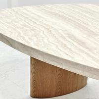 Table basse en travertin Wabi Sabi, plateau triangulaire irrégulier en pierre, base en bois massif courbée, table de salon moderne pour la maison